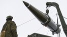 Rossiya askarlari “Iskander-M” ballistik raketasini uchirishga tayyorlanmoqda, mart oyi, Astraxan viloyati. Qisqa va oʻrta masofali raketalarni yoʻq qilish (INF) shartnomasiga zid bo‘lgan SSC-8 nomi bilan mashhur 9M729 raketasi “Iskander”ga o‘xshash ekanligi tahmin qilinadi. (Rossiya mudofaa vazirligi)