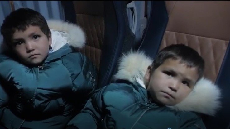 Suratda: 5-6-yanvar kuni oʻtkazilgan operatsiya davomida qutqarilgan bolalar, videolavha Qozog‘iston milliy xavfsizlik qo‘mitasi (KNB) tomonidan e’lon qilingan.