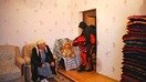 Келин ўғриси ролини ўйнаётган йигит ўз қурбонини уйига олиб келди, видеолавҳа «Очиқ линия» нодавлат ташкилоти томонидан суратга олинган. («Очиқ линия»)