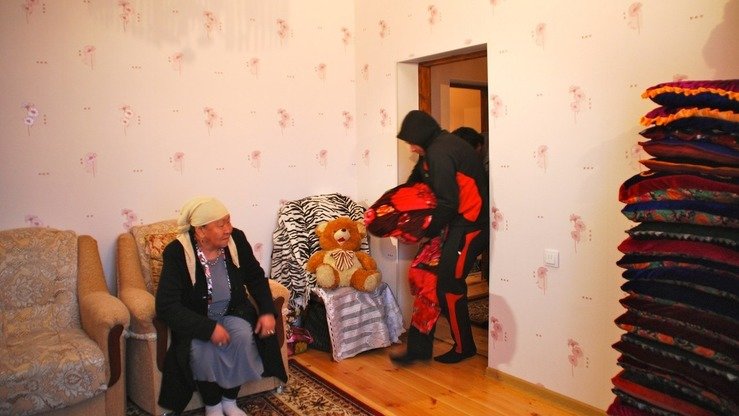 Келин ўғриси ролини ўйнаётган йигит ўз қурбонини уйига олиб келди, видеолавҳа «Очиқ линия» нодавлат ташкилоти томонидан суратга олинган. («Очиқ линия»)