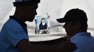 20 яшар тиббиёт билим юрти талабаси Бурулай Турдаали Қизининг қариндошлари Қирғизистоннинг Сўқулуқ шаҳридаги уйи олдида қурилган ўтовда 40 кунлик маърака ўтказмоқдалар. Қурбон ўз ўғриси томонидан милиция идорасида ўлдирилган эди. 28-июнь. (Вячеслав Оселедко/AFP)