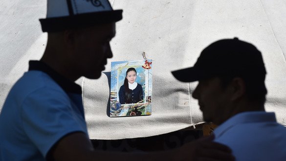 20 яшар тиббиёт билим юрти талабаси Бурулай Турдаали Қизининг қариндошлари Қирғизистоннинг Сўқулуқ шаҳридаги уйи олдида қурилган ўтовда 40 кунлик маърака ўтказмоқдалар. Қурбон ўз ўғриси томонидан милиция идорасида ўлдирилган эди. 28-июнь. (Вячеслав Оселедко/AFP)