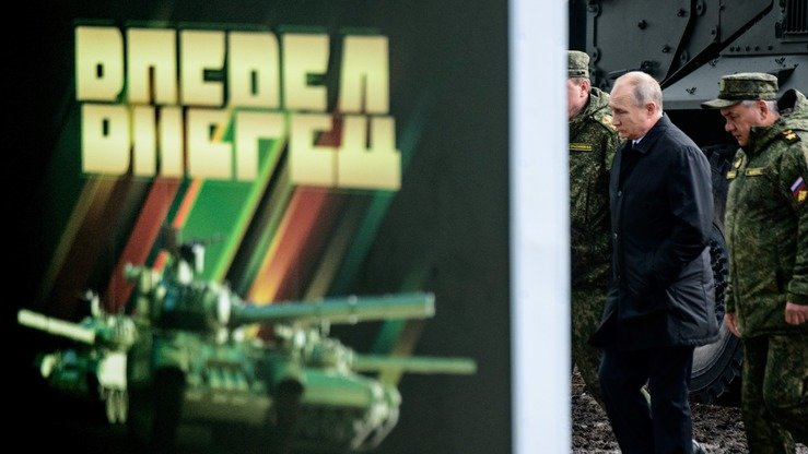 Rossiya prezidenti Vladimir Putin va mudofaa vaziri Sergey Shoygu Sibirning Tsugol poligonida o‘tgan yilning 13-sentabr kuni oʻtkazigan “Vostok-2018” harbiy mashqlarini kuzatdilar. Posterda “Olg‘a” deb yozilgan. NATOning barcha 29 a’zosiga koʻra, INF bitimini buzayotgan raketa masalasida Kreml va NATO oʻrtasida ziddiyat yuzaga kelgan. (Mladen Antonov/AFP)