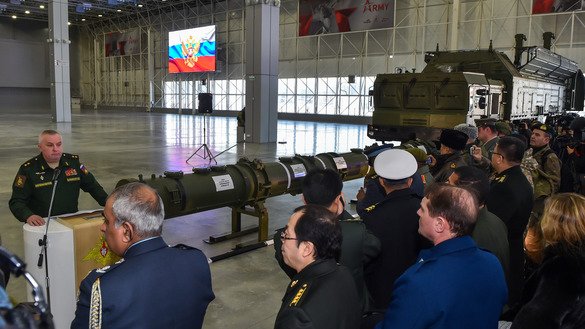 Rossiya mudofaa vazirligi rasmiylari 2019-yilning 23-yanvar kuni Moskvada 9M729 qanotli raketasini namoyish qilmoqdalar, ularning da’vosicha, bu raketa 1987-yildagi Qisqa va o‘rta masofaga uchuvchi raketalar haqidagi shartnomani buzmaydi. (Vasiliy Maksimov/AFP)