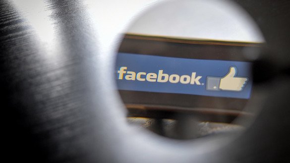 Самртфондаги Facebook ижтимоий тармоғи логотипи, 15 январь. (LOIC VENANCE/AFP)