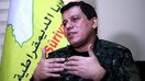 СДК бош қўмондони Мазлум Кобаний Суриянинг Ҳасаке шаҳри яқинида AFP мухбири билан суҳбатлашмоқда, 24 январь. (Делил Сулаймон/AFP)