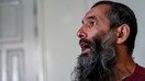 Сурия демократик кучлари (СДК) томонидан хорижлик жиҳодчи деган даъволар билан қўлга олинган Александр Бекмирзаев ва яна тўрт нафар шахс, 11 январь куни Суриянинг Ҳасаке шаҳрида AFP нашрига интервью бермоқда. (Делил Сулейман/AFP)