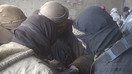 13 декабрь куни ИШИД томонидан Телеграм тармоғида чоп этилган суратда Сурияда смартфонга тикилиб турган бир гуруҳ жангарилар тасвирланган. (Файл)
