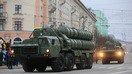 Oʻtgan yilning may oyida Rossiyaning mobil raketa qurilmalari Murmanskdan olib oʻtilmoqda. (Rossiya mudofaa vazirligi)
