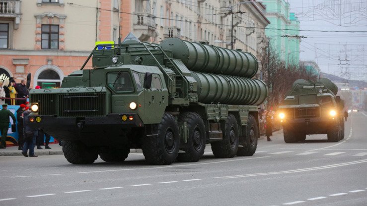 Ўтган йилнинг май ойида Россиянинг мобил ракета қурилмалари Мурманскдан олиб ўтилмоқда. (Россия мудофаа вазирлиги)
