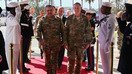 AQSH markaziy qo‘mondonligida o‘tgan mashqlarga rahbarlik qilgan AQSH harbiy havo kuchlari general-mayori Jon Mott (o‘ngda) 29-yanvar kuni Florida shtatining Tampa shahridagi AQSH markaziy qo‘mondonligi bosh qarorgohida O‘zbekiston mudofaa vaziri Abdusalom Azizov (chapda) bilan uchrashdi. (CENTCOM)
