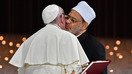 Rim papasi Fransisk va Al-Azhar masjidining bosh imomi shayx Ahmad al-Toyib 4-fevral kuni Abu Dabida o‘tkazilgan Insoniy birodarlik uchrashuvida oʻzaro hujjat almashmoqdalar. (Vinchenzo Pinto/AFP)
