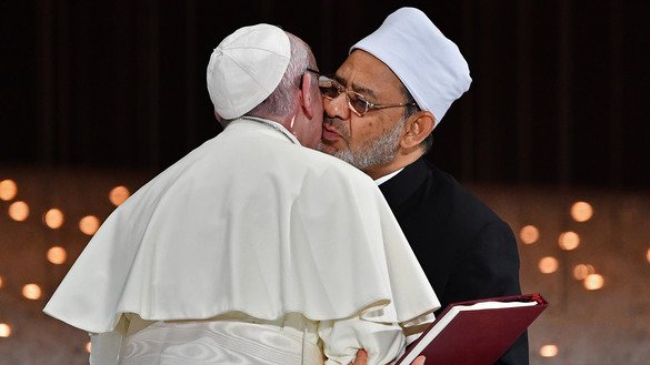 Rim papasi Fransisk va Al-Azhar masjidining bosh imomi shayx Ahmad al-Toyib 4-fevral kuni Abu Dabida o‘tkazilgan Insoniy birodarlik uchrashuvida oʻzaro hujjat almashmoqdalar. (Vinchenzo Pinto/AFP)