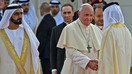 Rim papasi Fransisk Birlashgan Arab Amirliklari vitse-prezidenti va bosh vaziri shayx Muhammad bin Rashid Al Maktum hamrohligida mansabdor shaxslardan biri bilan qoʻl siqishmoqda, Abu Dabi, 4-fevral. (Vinchenzo Pinto/AFP)