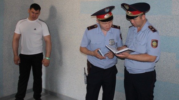 Shartli garovga olish amaliyoti oʻtkazilayotgan binoda operatsiya olib borayotgan politsiyachilar. Mashg‘ulot o‘tgan yilning 20-iyul kuni YXHT koʻmagida Ostonada bo‘lib o‘tdi. (Aydar Ashimov)
