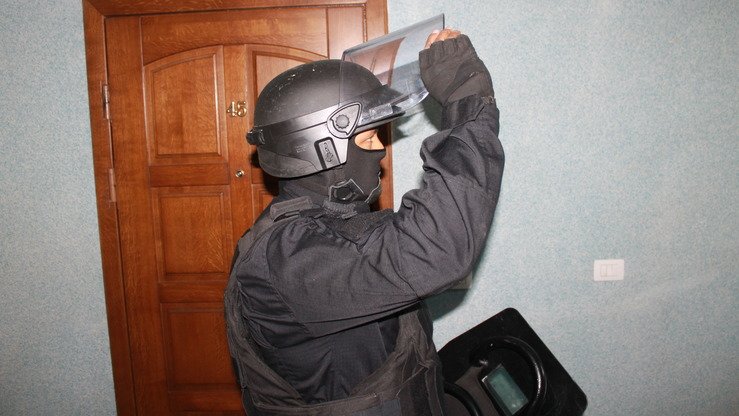 Maxsus boʻlinma askari sahnalashtirilgan mashg‘ulot chog‘ida garovga olingan shaxsni qutqarishga hozirlik koʻrmoqda. Mahshgʻulot o‘tgan yilning 20-iyul kuni YXHT koʻmagida Ostonada bo‘lib o‘tdi. (Aydar Ashimov)