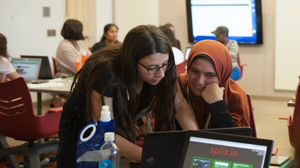 «TechGirls 2018» дастури иштирокчиси Виржиния политехника институти ва давлат университетида дастурлашни ўрганмоқда, Блексбург, Виржиния, 2019 йил, июль. Иштирокчиларга ўз компьютер ўйинларини яратиш вазифаси қўйилган. (Виржиния политехника институти ва давлат университети/Facebook)