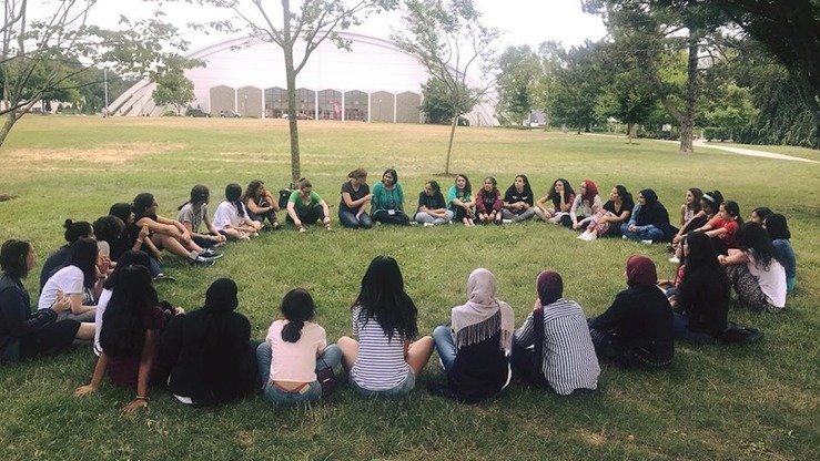 Ўтган йилнинг июль ойида «TechGirls 2018» дастури иштирокчилари Виржиния штатининг Блексбург шаҳридаги Виржиния политехника институти ва давлат университетида бир-бирлари билан танишмоқдалар. (TechGirls/Facebook)