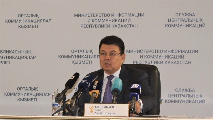 11-sentabr kuni Ostonada bo‘lib o‘tgan matbuot anjumanida energetika vaziri Kanat Bozumbayev neftni qayta ishlash zavodlarini modernizatsiya qilish va Rossiyaning taqiqlari haqida so‘zlamoqda. (Aydar Ashimov)