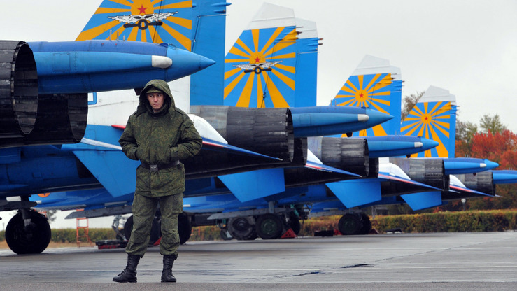 2013-yil 27-oktabr kuni Qirg‘izistondagi Qand shahrida joylashgan Rossiya harbiy bazasining 10 yilligini nishonlash munosabati bilan o‘tkazilgan ko‘rgazmada rossiyalik askar SU-25 jangovar samolyotini qo‘riqlamoqda. Qand Bishkekdan 20 kilometr masofada joylashgan. (Vyacheslav Oseledko/AFP)