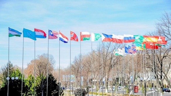19-fevral kuni Toshkentda bo‘lib o‘tgan Markaziy Osiyo mamlakatlari o‘rtasidagi hamkorlikka bag‘ishlangan anjuman chogʻida mintaqa davlatlarining bayroqlari hilpiramoqda. (O‘zbekiston milliy axborot agentligi)