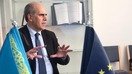 ЕИнинг Марказий Оисёдаги махсус вакили Питер Буриан 21-22 февраль кунлари Остонада қозоғистонлик расмийлар билан «ЕИнинг Марказий Осиё учун янги стратегиясини қабул қилиш ҳамда Узоқ муддатли ҳамкорлик ва шериклик шартномасини ратификация қилиш» борасида маслаҳат учрашувини ўтказди. (Қозоғистон парламенти)