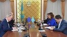 ЕИнинг Марказий Оисёдаги махсус вакили Питер Буриан 21 февраль куни Остонада сенатнинг ташқи алоқалар, мудофаа ва хавфсизлик бўйича қўмитаси раиси Дариға Назарбоева билан учрашди. (Қозоғистон парламенти)