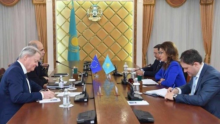 YIning Markaziy Oisyodagi maxsus vakili Piter Burian 21-fevral kuni Ostonada senatning tashqi aloqalar, mudofaa va xavfsizlik bo‘yicha qo‘mitasi raisi Darigʻa Nazarboyeva bilan uchrashdi. (Qozog‘iston parlamenti)