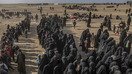 «Ислом давлати»нинг (ИД) Боғуздаги вайрон бўлган қўрғонидан қутқарилган фуқаролар АҚШ қўлловидаги курдлар раҳбарлик қиладиган Сурия демократик кучларига (СДК) тегишли текширув пунктида навбатда турибди. 5 март куни олинган сурат. (Булент Килич/AFP)
