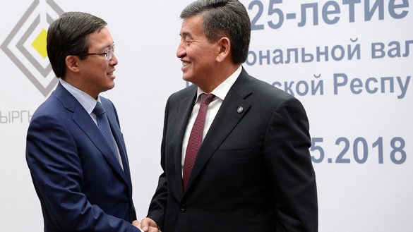 Kyrgyz President Sooronbay Jeenbekov (right) and Kazakh National Bank Chairman Daniyar Akishev speak at an international conference in Bishkek dedicated to the 25th anniversary of the Kyrgyz som last May 11. [Kyrgyz presidential website]