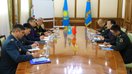 Қозоғистон мудофаа вазири Нурлан Ермекбаев ва Хитойнинг Қозоғистондаги элчиси Чжан Сяо ўртасида музокара бўлиб ўтди, Остона, 2018 йил, 16 ноябрь. (Қозоғистон мудофаа вазирлиги)