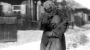 1930 йиллар бошида Қозоғистонда олинган она-бола сурати. (Кино, фото ва аудиоҳужжатларнинг Марказий давлат архиви)