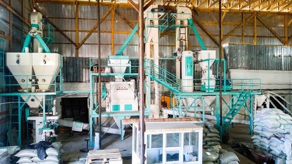 12-mart kuni Oʻsh shahrida AQSH Xalqaro taraqqiyot agentligi (USAID) va “Oazis Agro” MCHJ tomonidan omuxta yem ishlab chiqarishga ixtisoslashgan yangi korxona ishga tushirildi. (Qirgʻizistondagi AQSH elchixonasi)