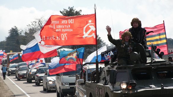 Қрим аннексиясининг 5 йиллигни нишонлаш маросимидаги автомобилистлар паради. Машиналар байроқлар билан ясатилган. Сурат 16 март куни Севастополда олинган. (STR/AFP)