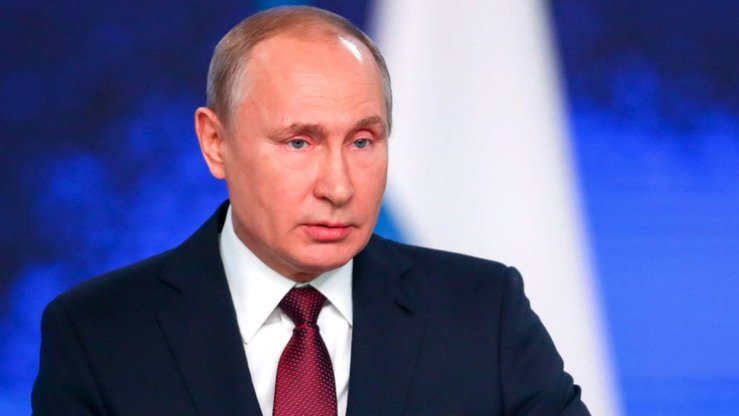 Президент Владимир Путин Россия саноатчилар ва тадбиркорлар иттифоқининг ялпи мажлисида нутқ сўзламоқда, 14 март, Москва. (Кремль)