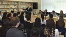 Ўзбекистондаги АҚШ элчихонасининг муваққат ишлари вакили Алан Мельцер Тошкентда 12 март куни орфография мусобақасида иштирок этган ўзбек ёшларини олқишламоқда. (АҚШнинг Ўзбекистондаги элчихонаси)