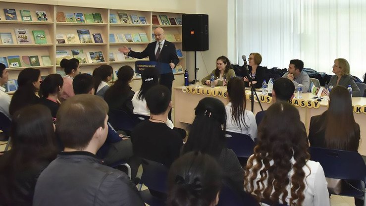 Ўзбекистондаги АҚШ элчихонасининг муваққат ишлари вакили Алан Мельцер Тошкентда 12 март куни орфография мусобақасида иштирок этган ўзбек ёшларини олқишламоқда. (АҚШнинг Ўзбекистондаги элчихонаси)