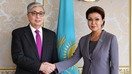 Muvaqqat prezident Qosim-Joʻmart Toʻqayev va Senat spikeri Darigʻa Nazarboyeva 20-mart kuni Ostonada qoʻl siqishmoqdalar. Senat 19-mart kuni prezident Nursulton Nazarboyevning kutilmagan isteʼfosidan soʻng, ularni yangi lavozimlarga tasdiqlagan. (Qozogʻiston prezidentining matbuot xizmati)