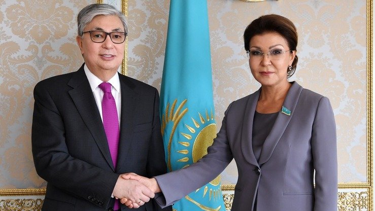 Муваққат президент Қосим-Жўмарт Тўқаев ва Сенат спикери Дариға Назарбоева 20 март куни Остонада қўл сиқишмоқдалар. Сенат 19 март куни президент Нурсултон Назарбоевнинг кутилмаган истеъфосидан сўнг, уларни янги лавозимларга тасдиқлаган. (Қозоғистон президентининг матбуот хизмати)