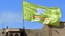 AQSH qoʻllovidagi Suriya demokratik kuchlari (SDK) 23-mart kuni Suriyaning Bogʻuzidagi bino tomiga oʻz bayrogʻini oʻrnatmoqda. Qishloqda ISHIDning qoldiqlari butkul yoʻq qilindi. ID jangarilari soʻnggi tayanch nuqtasidan siqib chiqarilar ekan, kurdlar boshqaruvidagi kuchlar besh yillik kurashdan soʻng, nihoyat ID “xalifaligi” tugatilganini eʼlon qildilar. (Juzeppe Kakache/AFP)