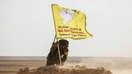 Suriya demokratik kuchlari (SDK) a’zosi Dayr Az-Zor viloyatidagi Bog‘uz qishlog‘ida SDK bayrog‘ini o‘rnatmoqda, 24-mart. (Delil Sulaymon/AFP)