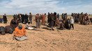 Ижтимоий тармоқларда тарқалган суратда шарқий Сурияда ИДга қарши олиб борилган жангдан сўнг АҚШ қўлловидаги кучлар томонидан қўлга олинган бир гуруҳ шахслар акс этган. (Файл)