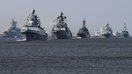 Ўтган йил 20 июнь куни олинган суратда Россия ҳарбий кемалари акс этган. Улар орасида Санкт-Петербург яқинидаги Кронштадт ҳарбий базаси атрофида сузиб юрган Адмирал Горшков фрегати (чапдан иккинчи) ҳам бор. Россия расмийлари мунтазам равишда денгиз армияси билан боғлиқ янги улкан лойиҳалар ҳақида бонг урадилар, аслида эса улар денгиз кучларини молиялаштириш билан боғлиқ муаммолар, эскириб бораётган кемалар ва кечиктирилаётган буюртмаларга дуч келмоқдалар. (Ольга Мальцева/AFP)
