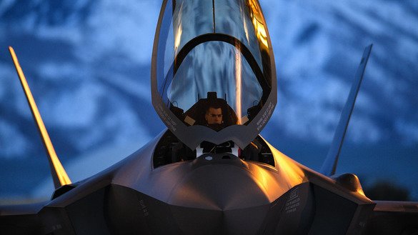 Yuta shtatidagi Xill aviabazasida “F-35A Lightning II” samolyotini parvozga tayyorlayotgan uchuvchi. 26-mart kuni olingan surat. (AQSH harbiy havo kuchlari)