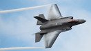 F-35A samolyoti Melburn aviakosmik koʻrgazmasida havo manyovrlarini bajarmoqda, 30 mart kuni Florida shtatining Melburn shahrida olingan surat. (AQSH harbiy havo kuchlari)