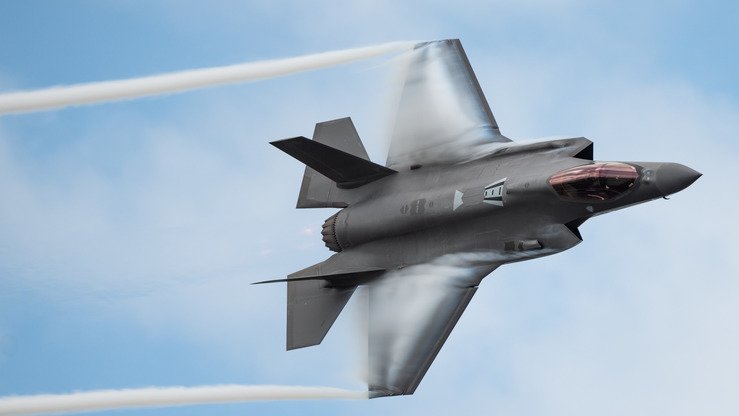 F-35A samolyoti Melburn aviakosmik koʻrgazmasida havo manyovrlarini bajarmoqda, 30 mart kuni Florida shtatining Melburn shahrida olingan surat. (AQSH harbiy havo kuchlari)