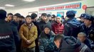 Якутскда ноқонуний мигрантларга қарши ўтказилган полиция рейдларининг натижаси акс этган виделавҳадан олинган кадр.