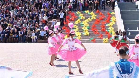 Девочки исполняют казахский народный танец 1 мая в Таразе в честь Дня единства народа Казахстана. [Айдар Ашимов]