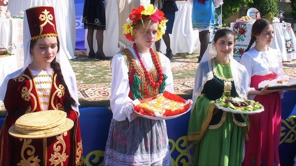 Представители разных национальностей показывают блюда своей национальной кухни 1 мая в Таразе в День единства народа Казахстана. [Айдар Ашимов]