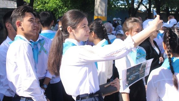Qozogʻistonning Taraz shahridagi maydonda selfi olayotgan tibbiyot oliygohining birinchi kurs talabalari, 9-may (Aydar Ashimov)